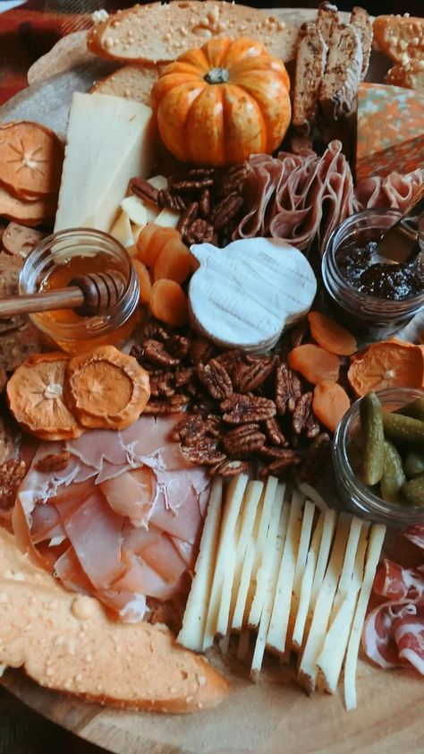 Round Thanksgiving Charcuterie Board Ideas, Harvest Charcuterie Board Ideas, Pumpkin Bread Charcuterie Board, Brie Board Ideas, Mens Charcuterie Board, Pumpkin Spice Charcuterie Board, Beautiful Charcuterie Board Ideas, Small Fall Charcuterie Board Ideas, Pumpkin Shaped Charcuterie Board