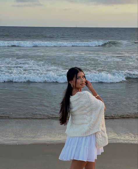 Birthday Moon, Moon Outfit, Elegant Instagram, Fashion Dream Job, Summer Picture Poses, Beach Pictures Poses, Beach Photography Poses, Model Poses Photography, Cute Photography