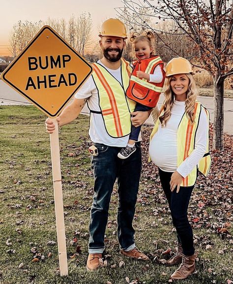 Halloween Costumes Pregnant Women, Pregnant Couple Halloween Costumes, Family Costume Ideas, Family Halloween Costume Ideas, Bump Ahead, Family Halloween Costume, Pregnancy Costumes, Pregnant Halloween Costumes, Bff Halloween Costumes