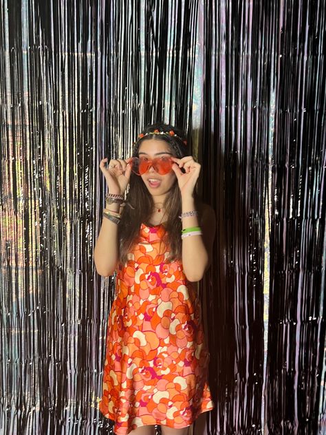 Tinsel Photo Backdrop, Aluminum Foil Backdrop Photoshoot, Tinsel Foil Backdrop Ideas, Tinsel Backdrop With Balloons, Tinsel Curtain Photoshoot, Fifteenth Birthday, Party Photoshoot, Heart Glasses, Standing Poses