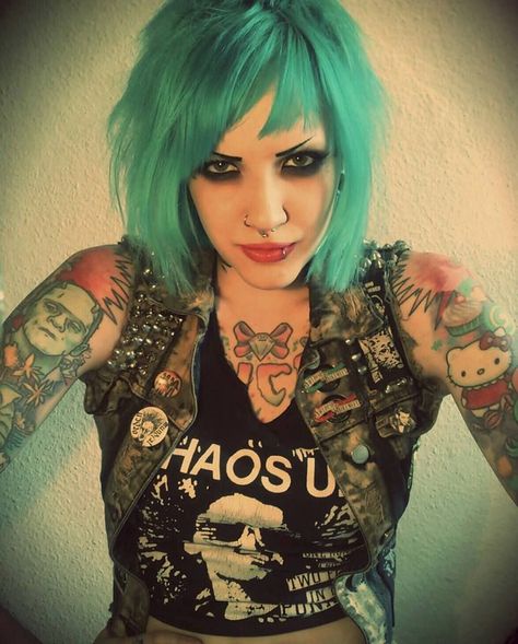 Punk Girl Art, Chicas Punk Rock, Punk Rock Girls, Chica Punk, Punk Girls, Tattoos Pictures, Girl Punk, Punk Pins, Punk Hair