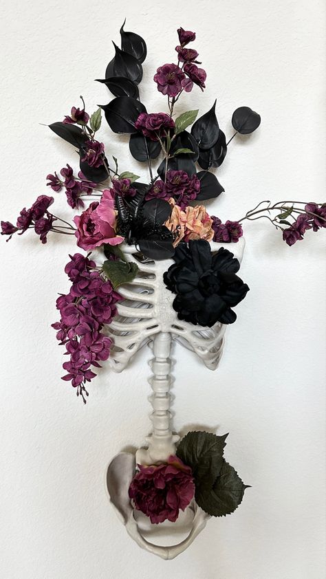 Flower Skeleton Aesthetic, Diy Halloween Vase, Diy Skeleton Decor, Halloween Flower Decorations, Skeleton With Flowers, Romantic Halloween, Purple Skeleton, Halloween Vase, Halloween Chic