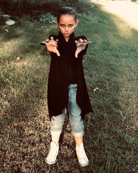 Eleven Stranger Things Black Outfit, Max And Eleven Halloween Costume, Eleven Stranger Things Halloween Costume, Eleven Season 2 Punk, 11 Costume Stranger Things, Eleven Stranger Things Costume Diy, Eleven Costume Ideas, Stranger Things Couple Costume, Stranger Things Family Costume