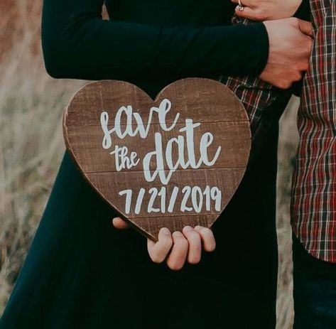 Save The Date Signs For Pictures, Save The Date Sign, Engagement Photo Props Ideas, Sabe The Date, Safe The Date, Funny Engagement Photos, Save The Date Pictures, Engagement Photo Props, Country Engagement Pictures