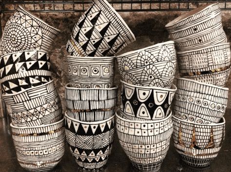 Suzanne Sullivan Ceramics, Diy Keramik, Afrikaanse Kunst, Keramik Design, Porcelain Art, Ceramics Ideas Pottery, Sgraffito, Pottery Designs, Painted Pots