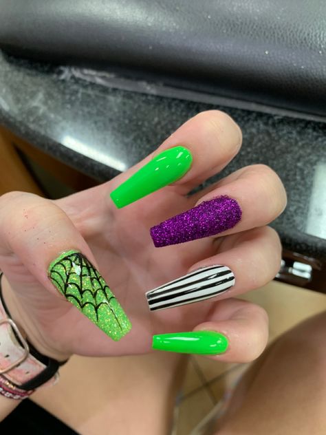 Beetlejuice inspired coffinf gelx halloween nails Ogie Bogie Nails, Bettle Juice Nail Ideas, Beetlejuice Nails Acrylic, Beetlejuice Nail Designs, Beetle Juice Nails, Beetlejuice Nails, Pedi Designs, Colorstreet Combos, 90 Fashion