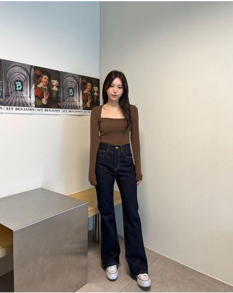 Girls In Jeans Outfit, Flare Winter Outfit, Jeans Outfit Korean, European Style Outfits, Cutbray Jeans, Flare Jeans Outfit, Best Casual Outfits, Outfit Korean, Baguio