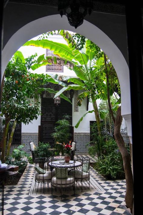 Best Riads In Marrakech, Moroccan Courtyard, Morocco Decor, Moroccan Garden, Hotel Hacks, Modern Gardens, Riad Marrakech, Courtyard Gardens, Garden Modern