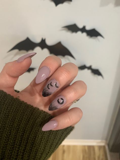 Mauve Halloween Nails, Easy Bat Nails, Nail Art Mauve, Nails With Bats On Them, Mauve Nail Art, Halloween Bat Nails Short, Bat Design Nails, Halloween Bat Nails Acrylic, Halloween Nails Bats