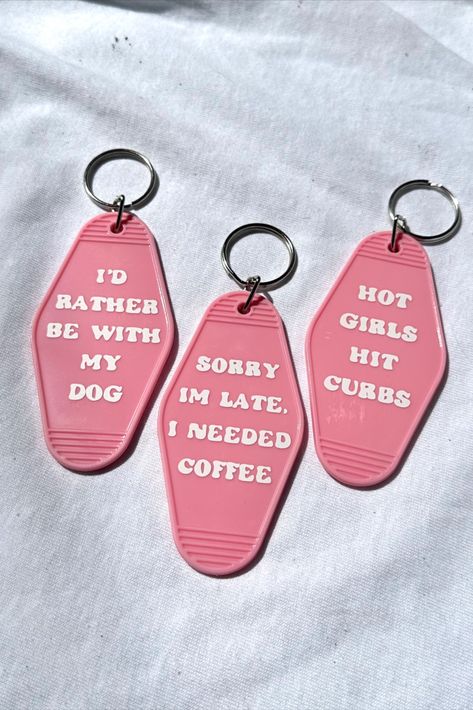 Cute Sayings For Keychains, Cricut Key Chains Vinyl, Cricket Keychain Ideas, Funny Keychain Ideas, Cricut Projects Keychain, Funny Key Chains, Funny Keychain Quotes, Cricut Keychains Diy Acrylic, Cute Keychain Ideas