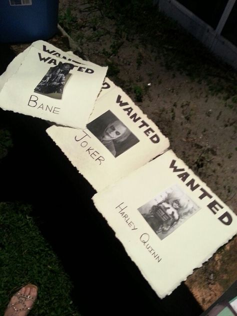 Wanted posters.. Super easy.. Just print outs, black sharpie n poster from Michaels Batman Float Parade, Superhero Halloween Decorations, Batman Bday Party Ideas, Gotham City Themed Party, Heroes And Villains Halloween Party, Super Villain Party, Dc Themed Party, Gotham City Decorations, Batman Halloween Decorations