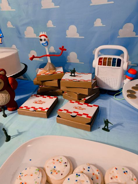 These amazon 5 inch pizza boxes fits cookies perfectly! I painted the top with white paint. I printed out pizza planet logo and drew the red boarder with sharpie! They made out toy story party Amazing! #ad #amazonmusthaves #amazonfinds2022 #amazonaffiliatelink Planet Room, Miniature Cardboard, Miniature Pizza, Cookies Party, Planet Logo, Pizza Planet, Take Out Containers, Pizza Boxes, Red Checkered