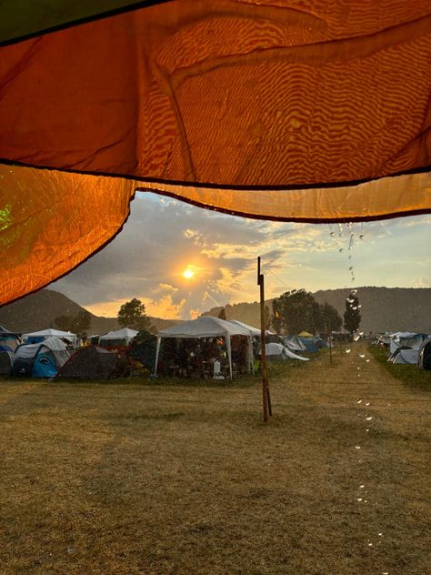 La pioggia a Montelago Celtic Festival in Italia  #rain #aesthetic #droplets #tent #hiking #campsite #outdoor Rain Aesthetic, Celtic Festival, Tent, Hiking, Festival