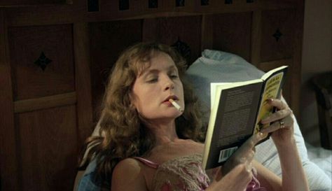 Malina 1991 Drømme Liv, Isabelle Huppert, Woman Reading, Girl Reading, Life Magazine, Film Stills, New Chapter, Reading Writing, Cinematography