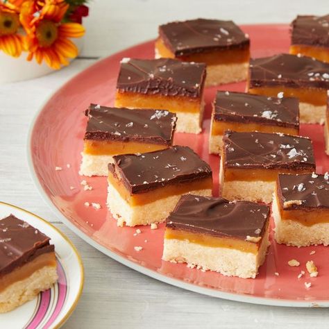 Millionaire Shortbread Recipe, Shortbread Bars Recipes, Millionaire's Shortbread, Bake Sale Treats, Caramel Shortbread, Millionaire Shortbread, Shortbread Bars, Shortbread Recipes, Cookies Recipes Christmas