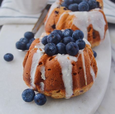 Sugar Begins No Bark Hour & Enjoys These Banana Blueberry Pupcakes - Pupcake Sugar Pupcake Recipe, Oatmeal Muffin, Maple Oatmeal, Dog Cake Recipes, Pet Treats Recipes, Dog Treat Recipe, Dog Treats Homemade Easy, Mini Bundt, Apple Maple