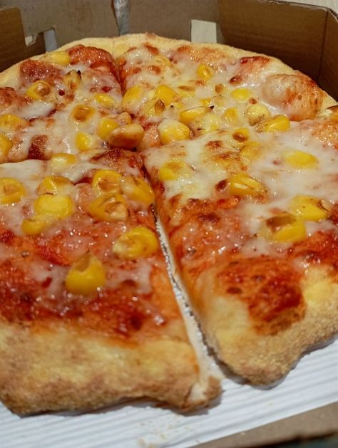 Golden corn Pizza 🍕😋 Corn Pizza, Yellow Corn, Snap Food, Homemade Pizza, Corn, Pizza, Quick Saves, Pizzas