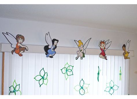 Tinkerbell Party Theme - Fairies made from Disney Cricut cartridge, hanging flowers made from pipecleaners and beads Tinkerbell Classroom Theme, Tinkerbell Party Decorations, Bell Crafts, Treasure Hunt Birthday, Fairies Party, Tinkerbell Party Theme, Pirate Ideas, Disney Cricut, Pirate Fairy