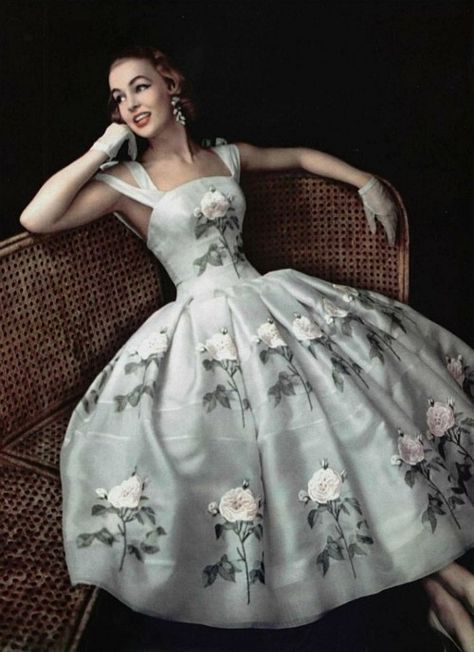 omg that dress! | Philippe Pottier | Givenchy, Spring 1956 Givenchy Dress, Glamour Vintage, Robes Vintage, 파티 드레스, Look Retro, Fashion 1950s, 50 Style, Retro Mode, Vintage Couture