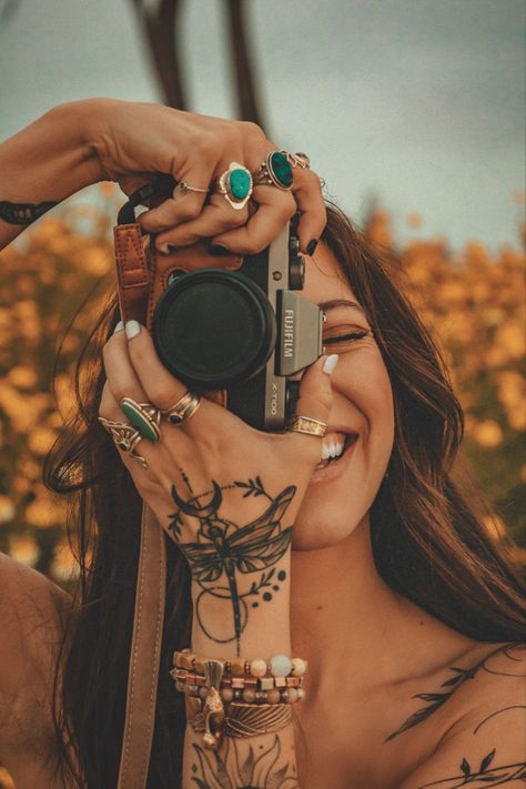 Hipster Tattoos Women, Hippie Tattoo Ideas Boho, Hippy Life, Tattoo Planet, Hipster Tattoo, Hands Tattoo, Hippie Tattoo, Handy Woman, Fun Outfits