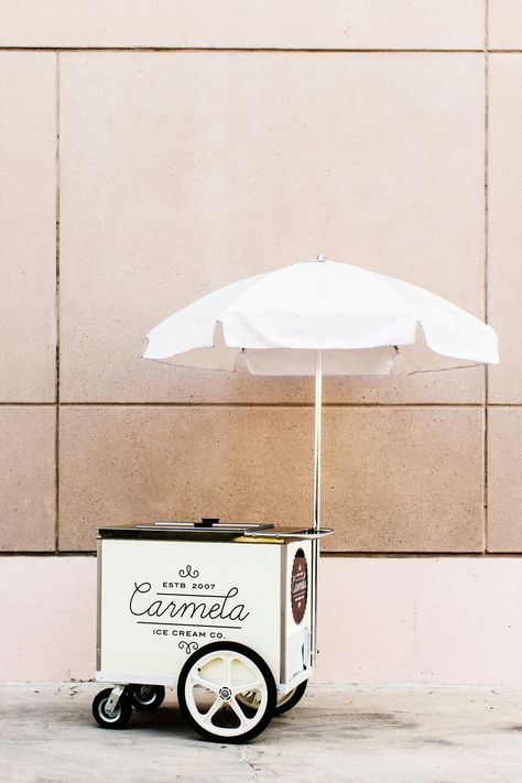 Carmela Ice Cream operates this umbrellaed push cart in Pasadena, California, as well as a larger ice cream truck and three retail locations in the great Los Angeles area. Their custard-style bases and fresh, seasonal ingredients result in delicious flavors like candied pecan, rosemary with toasted pine nuts, lemon verbena vanilla bean. They've got sorbets and sherbets, too. Prosecco Van, Gerobak Dorong, Dekorasi Bohemia, Food Truck Wedding, Pizza Truck, Mobile Bars, Ice Cream Stand, Push Cart, Mobile Food Trucks