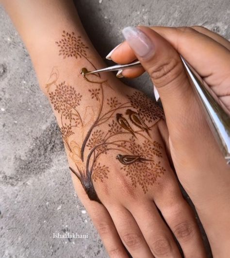 Bird Henna Designs, Henna Peacock Designs, Bird Mehndi Designs, Short Mehandi, Mehendi Poses, Beautiful Simple Mehndi Design, Mehndi Designs Bridal Hands, Latest Henna Designs, Simple Mehndi Designs Fingers