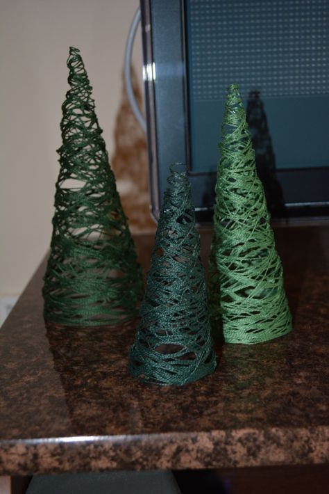 String Christmas Tree Craft, String Christmas Tree, Yarn Trees, Cone Christmas Trees, Diy Tree, Kids Holiday, Holiday Crafts For Kids, Miniature Christmas Trees, Christmas Monogram