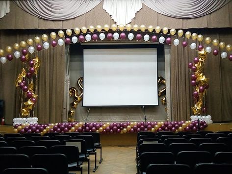 Graduation Auditorium Decoration Ideas, Stage Decorations For Graduation, Stage Decorations For College Fest, Graduation Stage Decor, Pinning Ceremony Decorations, Balloon Stage Decorations, Convocation Decoration, Graduation Stage Decorations, Graduation Stage Design