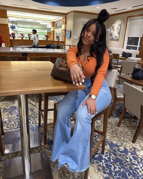 Influencer Poses, Flare Jeans Outfit, Wide Leg Jeans Outfit, Jeans Outfit Fall, Effortlessly Chic Outfits, Causual Outfits, Jeans Outfit, Curvy Girl Outfits