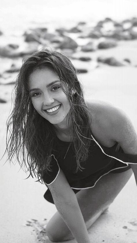 Jessica Alba Beach Bw Dark Model Celebrity #iPhone #5s #wallpaper Jessica Alba Body, Jessica Alba Wallpaper, Jessica Alba Beach, Jessica Alba Style, Instyle Magazine, Celebrity Wallpapers, Picture Collection, Jessica Alba, American Actress