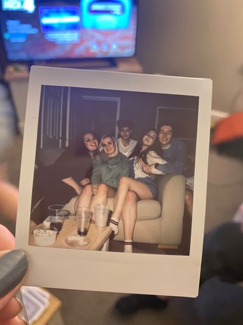 Found Family Trope Aesthetic, Found Family Aesthetic Pictures, Ploraid Aesthetic, Friend Group Polaroid, Family Reunion Aesthetic, Found Family Aesthetic, Found Family Trope, Aesthetic Group Photo, Heart Universe