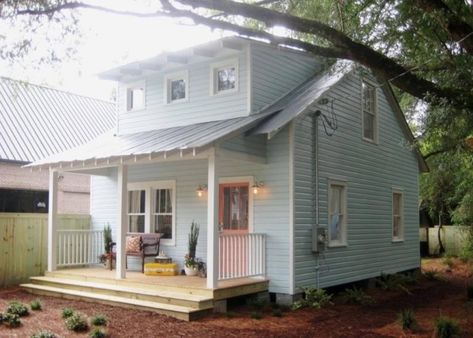 950 Sq. Ft. Renovated Small Cottage in St. George, SC Stairway Decorating, Small Cottage Homes, Cottage Shabby Chic, Small Cottages, Small House Decorating, Casa Country, Tiny Cottage, Beach Cottage Decor, Small Cottage