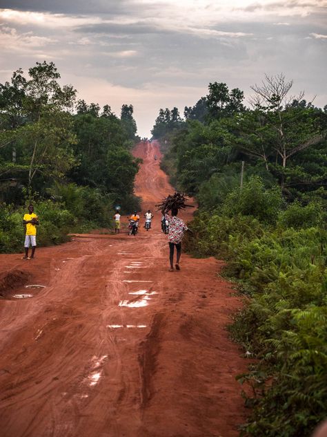 Piste bénin en zem #afrique #bénin #route Benin Travel, Iphone Image, Africa Destinations, Ends Of The Earth, Adventure Camping, African Countries, Ivory Coast, Africa Travel, West Africa