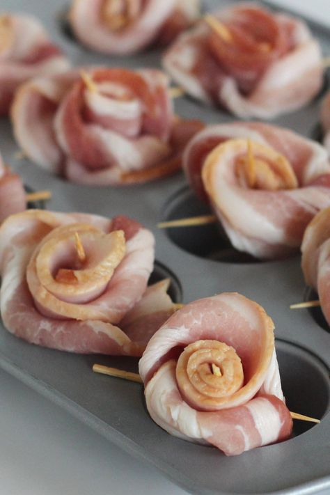 How to Make Bacon Roses with just two simple ingredients. A little time and a lot of love make this the perfect edible gift everyone will love! #StudioKristen #baconroses #baconideas Bridal Brunch Food Ideas Easy, How To Make Bacon Roses, Candied Bacon Roses, Bacon Charcuterie Board, Rose Appetizers, Bacon Rose, Food Roses, Meat Roses, Bacon Board