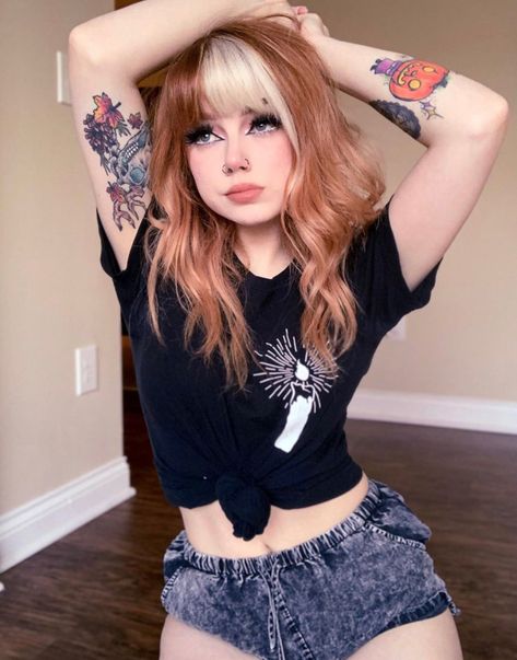 Hair Color Ideas Underneath, Split Dyed Hair, Goth Hair, Alternative Hair, Body Fitness, Hair Collection, Summer Chic, Hair Inspo Color, Cool Hair Color