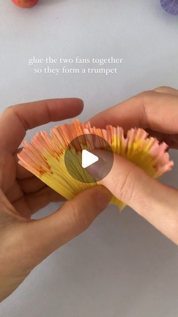 Dye Crepe Paper, Paper Daffodils Diy How To Make, Crepe Paper Flowers Diy Easy, Crepe Paper Daisy, Paper Daffodil, Craft For Spring, Colour Paper Flowers, Crepe Paper Flowers Tutorial, Paper Flower Wall Art