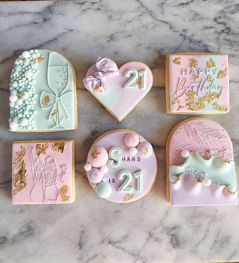 Elegant Cookies, Special Cookies, Pastry Design, Turning 21, Fondant Recipe, Royal Iced Cookies, Cookie Gift Box, Cookie Bakery, Fondant Cookies