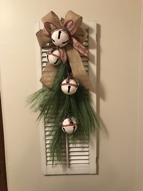 Diy Shutter Decor Wall Art, Christmas Shutter Decorations, Wooden Shutter Craft Ideas, Shutter Diy Projects, Small Shutter Projects, Repurpose Old Shutters, Shutters Crafts Ideas, Christmas Shutters Ideas, Shutter Crafts Ideas Christmas