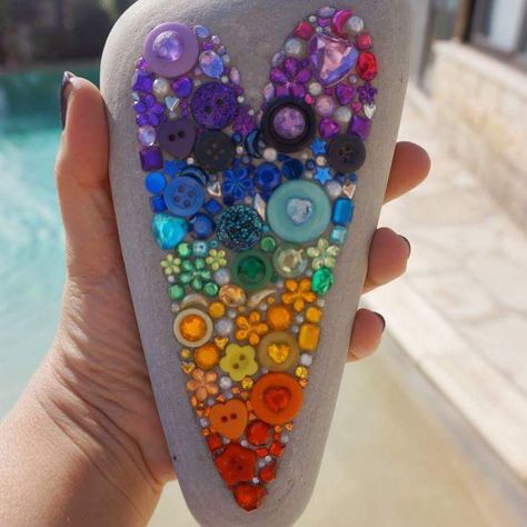 Mosaic Rocks, Mosaic Madness, Mosaic Artwork, Hand Painted Stones, Mosaic Garden, Mosaic Projects, Mosaic Diy, Stone Crafts, Button Art