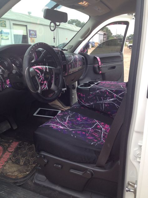 My muddy girl interior Muddy Girl Camo Truck, Camo Truck Accessories, Camo Seat Covers, Truck Interior Accessories, Car Accessories Hippie, Camo Life, Camo Truck, Sarah Robinson, Muddy Girl Camo