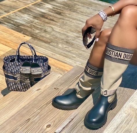 Christian Dior Boots Outfit, Dior D Major Boots Outfit, Dior Boots Outfit, Christian Dior Boots, Fashions Designs, Dior Boots, Fresh Shoes, Doc Marten Oxford, Boots Outfit