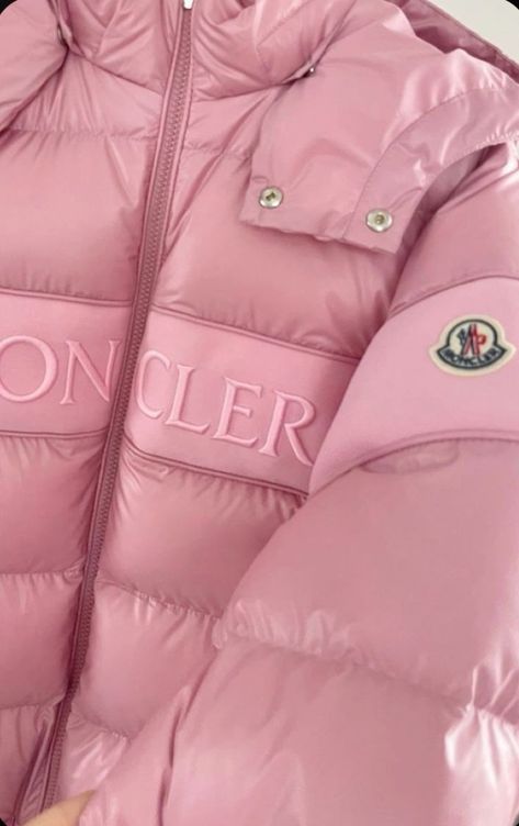 Winter Fashion Aesthetic, Moncler Jacket Women, Rich Rich, Pink Luxury, Stile Hijab, Mode Zara, Moncler Jacket, Foto Baby, Swag Outfits For Girls