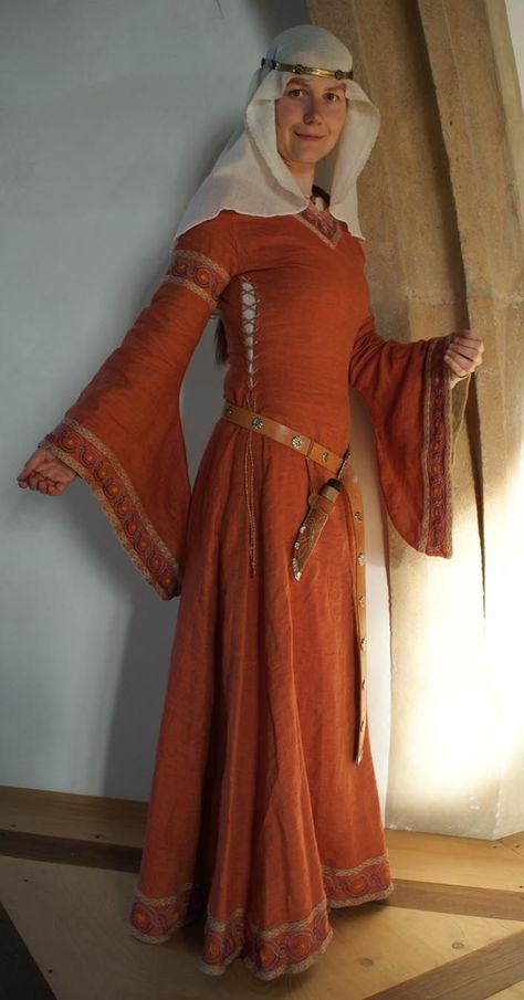 Schönes Bliaut! http://www.mark-meissen-1200.de  Very nicely made bliaut. Love the color and embroidery. Medieval Womens Clothing, Medieval Bliaut, Bliaut Dress, 1200s Fashion, 12th Century Dress, 12th Century Clothing, Middle Ages Clothing, Lovely Pic, Projek Menjahit