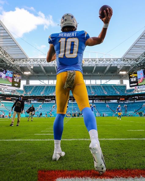 Chargers Wallpaper, Nfl Photography, U Of M Football, Justin Herbert, Chargers Nfl, Chargers Football, Nfl Football Pictures, Nfl Football Art, Nfl Photos