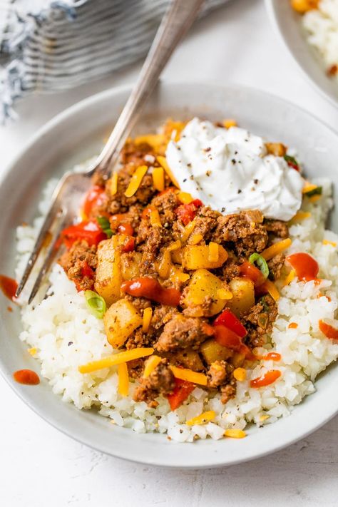 This easy ground beef and potatoes skillet recipe will be an instant family favorite! Made with lean ground beef, potatoes, onion, bell pepper, and Mexican spices, it cooks in just ONE pan for quick and easy clean up. Top with cheese or eggs for quick, healthy dinners. #onepanmeal #healthydinners #beef #wellplated Rice And Potatoes, Hamburger Casseroles, Recipes Using Ground Beef, Beef Potatoes, Ground Beef Rice, Ground Beef And Potatoes, Healthy Ground Beef, Beef Rice, Beef And Potatoes