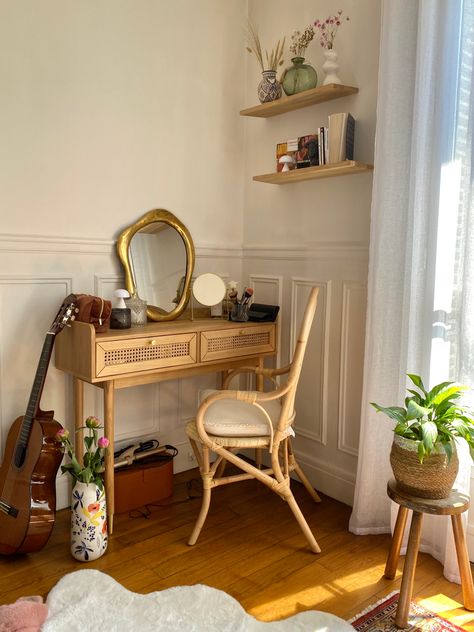 Desk With Mirror On Wall, Aesthetic Vanity Ideas, Vanity Boho, Bohemian Vanity, College Dorm Room Inspiration, Miami Apartment, College Bedroom, Coastal Room, Dream Apartment Decor