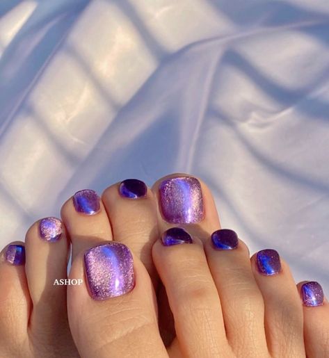 90s Pedicure Designs, Cat Eye Pedicure Ideas, Purple Pedicure Ideas Toenails, Cat Eye Toenails, Aura Toe Nails, Chrome Toes Pedicure, Chrome Toe Nails Designs, Toe Gel Nails, Cat Eye Toe Nails