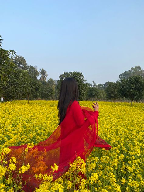 #DDLJ #Desi #anarkali #kajol Mustard Garden, Red Anarkali, Indian Illustration, Afghan Wedding, Girl Red Dress, Best Poses For Pictures, Insta Profile Pic, Indian Aesthetic, Cute Selfies Poses