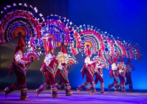 La Danza de los Quetzales (Ballet Folklórico de México de Amalia Hernandez) tiene su origen en la leyenda de un ave mitológica centroamericana llamada Quetzal, símbolo de elegancia y belleza, que los indios consideraban sagrada. http://bit.ly/1Ud0MWu Ballet Folklorico, Pattern Inspiration, Tour Dates, Dates, Dancer, Ballet, History, Pattern, Travel