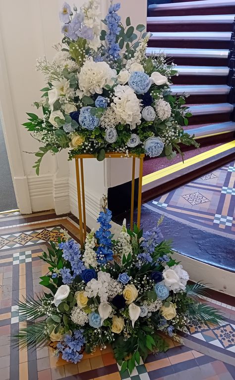 Church Wedding Flowers Altar, Blue Flower Arrangements, Hydrangea Flower Arrangements, Simple Stage Decorations, Church Altar Decorations, Rusting Wedding, Church Wedding Flowers, Altar Flowers, Hydrangea Arrangements